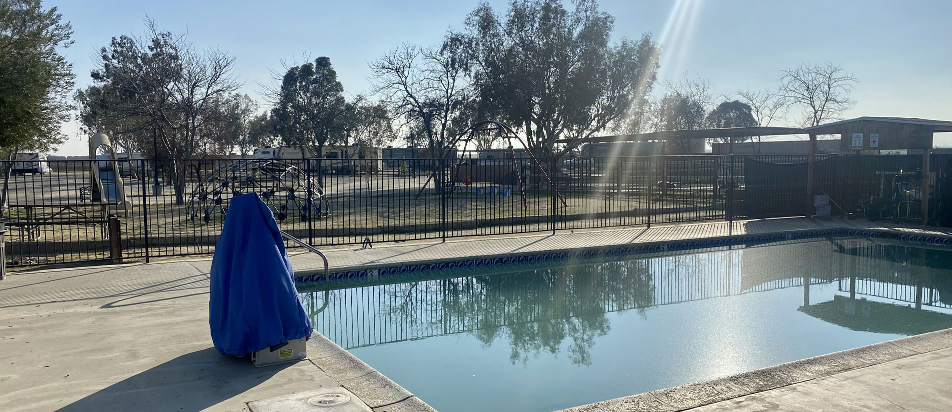 WHAT CAN BE BETTER THAN FLOATING IN THE POOL AFTER A WEARY DRIVE? 
				TAKE A SPLASH IN OUR OUTDOOR POOL AND GET READY FOR YOUR NEXT DESTINATION.